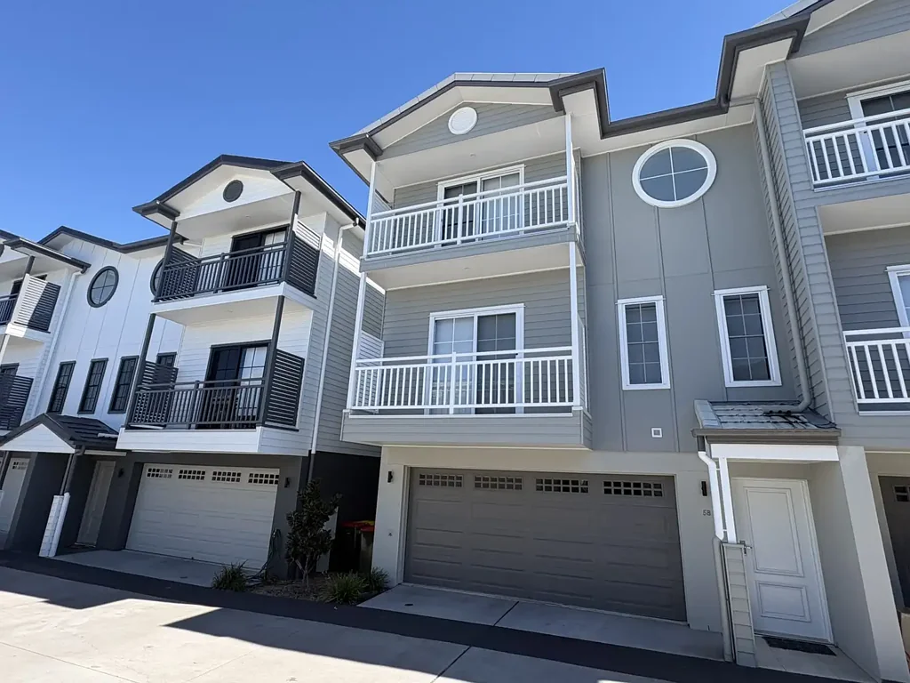 Bridgeman Downs 4कमरा Elevated Townhouse Living in Prestigious Motif Estate