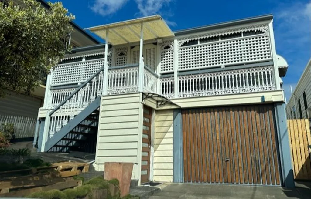 Clayfield 4房 优越教育圈 高端宜居空间 3客厅4卧3.5卫 双入口 东北朝向 车站名校步行达 吊扇高顶 安全舒适 STUNNING Double-storey residence for EXTENDED FAMILY at CLAYFIELD