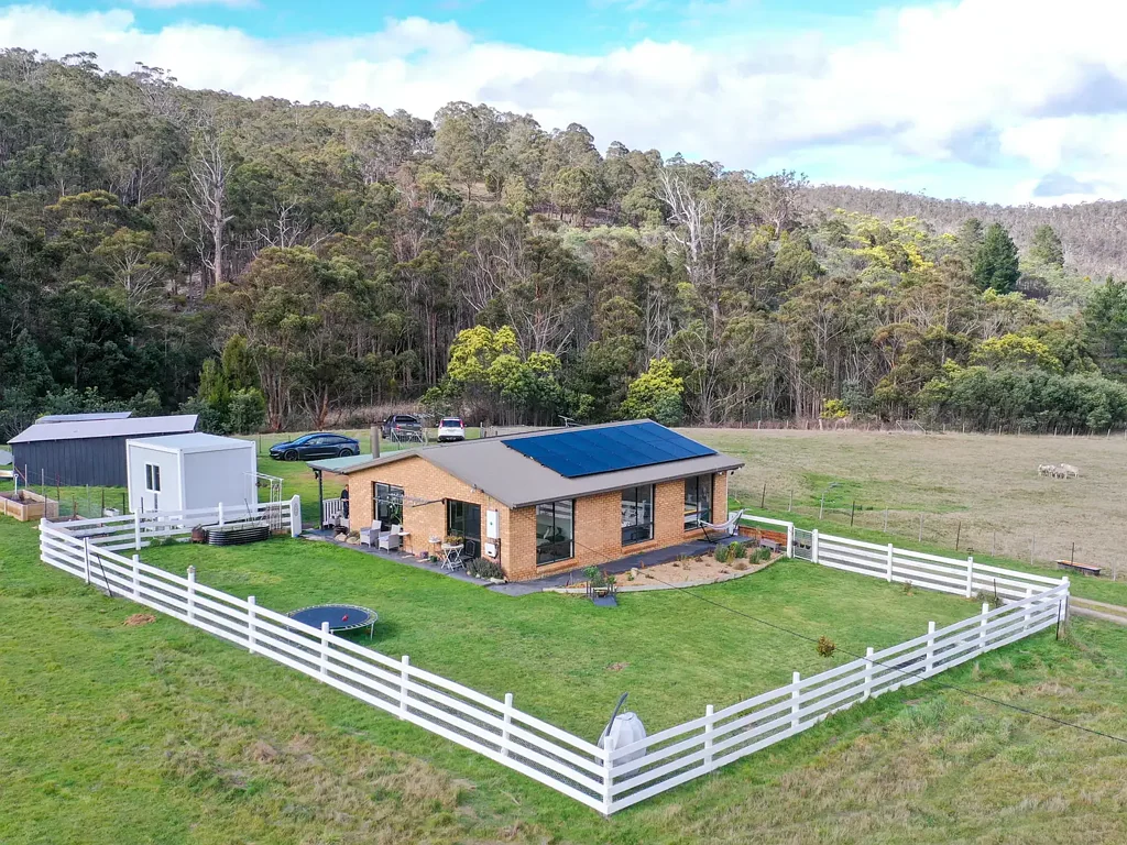 Fentonbury 2 Bedroom Rural Lifestyle Retreat on Almost 6 Acres