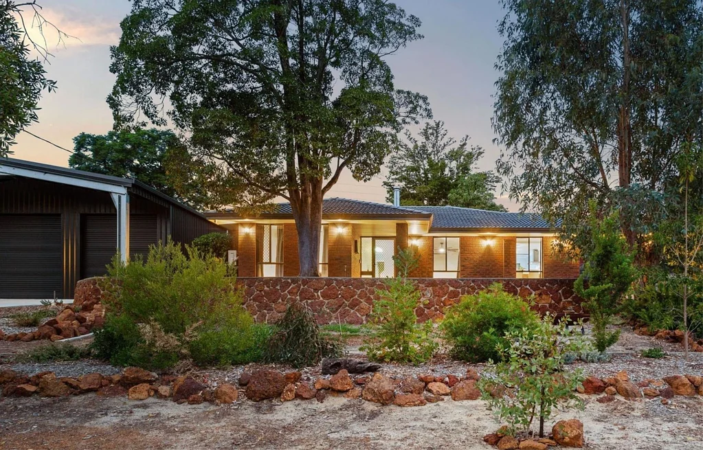 Gooseberry Hill 4Phòng ngủ Versatile Living in a Prime Location - A Hobbyist's Dream!