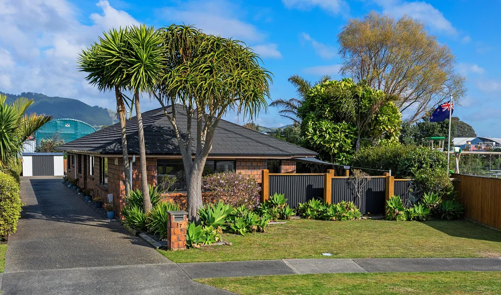 Paraparaumu 4 Bedroom Space, Style & Exceptional Four-Car Garaging