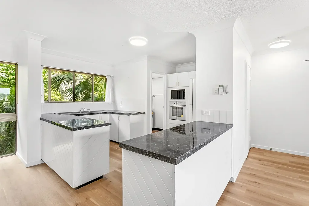 Sea View Apartment in Convenient Cannonvale Location