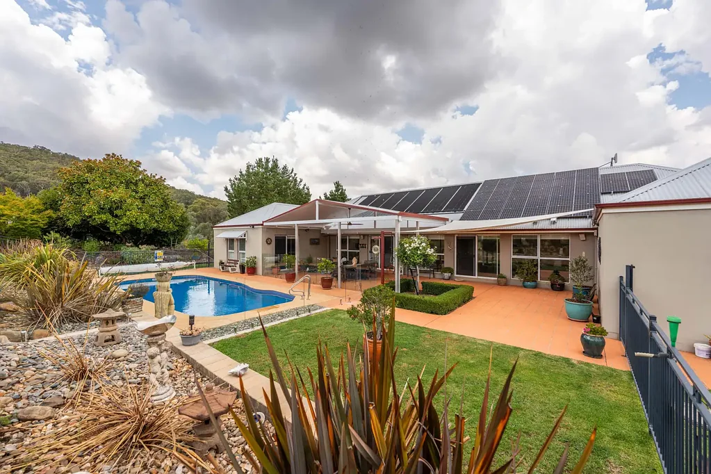 Orange 5房  Spacious, Sun-Filled Family Home with Stunning Views