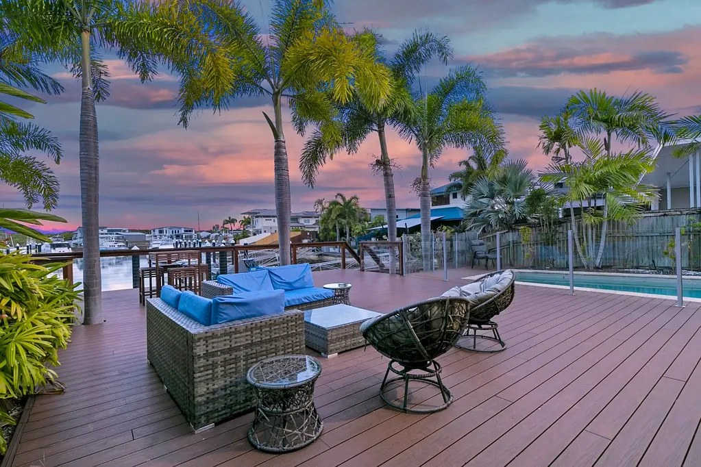 FULLY FURNISHED WATER FRONT LIVING WITH A PONTOON!