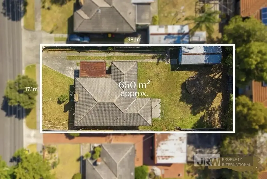 Glen Waverley 4房 Glen Waverley核心地段 650sqm宽绰地块 步行火车站 优质学区房 周边配套完善 后院拓展空间大 未来潜力无限 Prime Glen Waverley Landholding of Approx. 650sqm with Exceptional Potential (STCA)