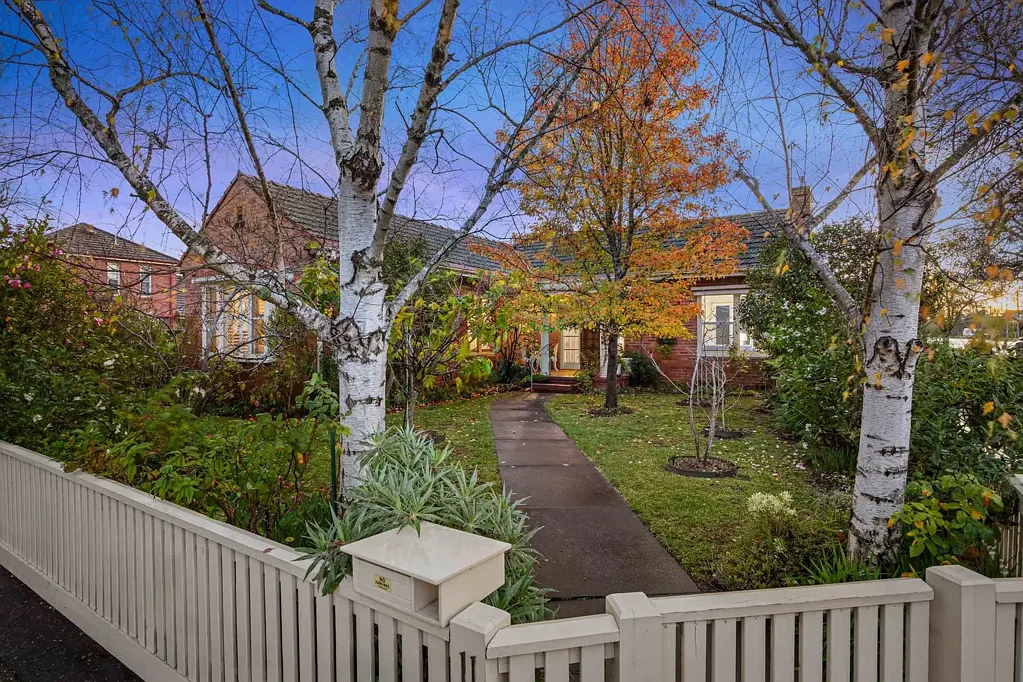 Lake Wendouree 3房  Timeless Elegance & Prestige In A Coveted Lake Wendouree Setting
