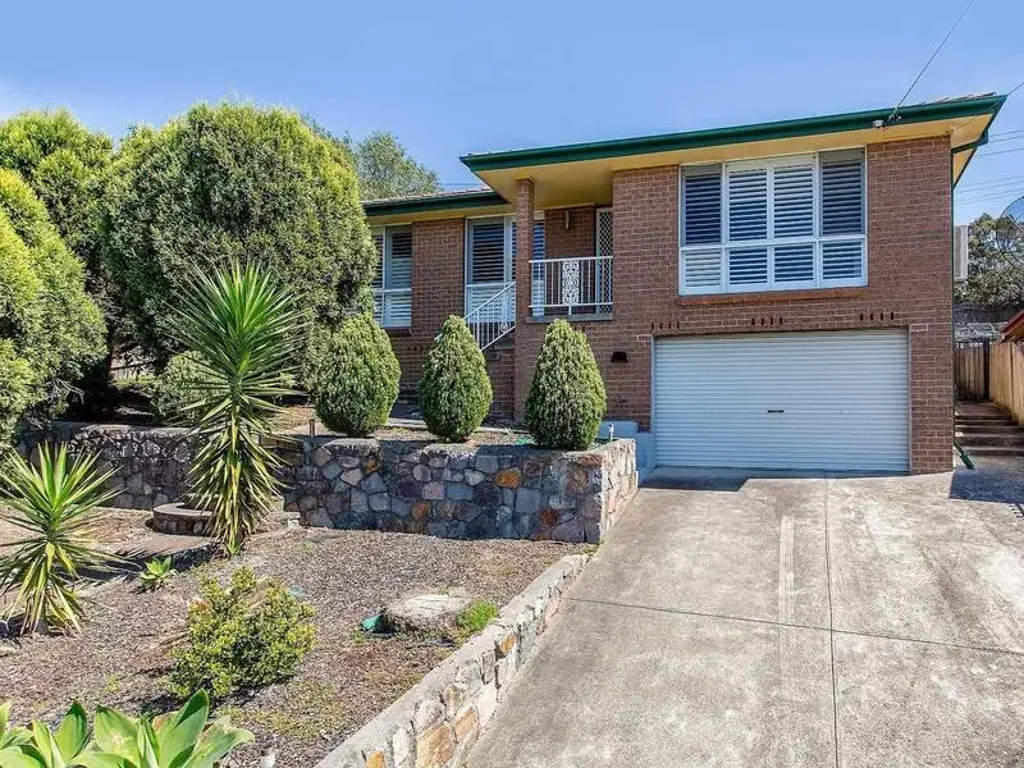Charming 3-Bedroom House with Backyard Bliss