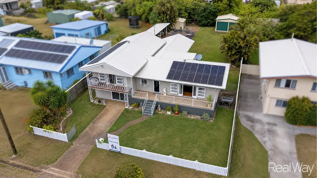 Walkervale 4Kwarto A Real Family Home - Split-Level Charmer with Stunning Pool & Shed on a Quarter Acre!