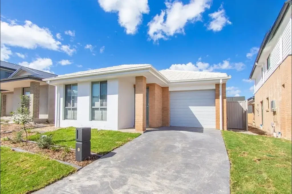 Gregory Hills 3 Bedroom Stylish Family Living in a Convenient Location