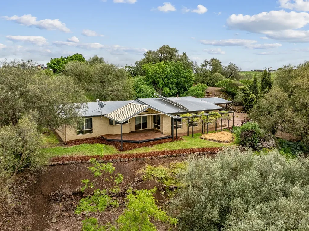 Clunes 5房  Tranquil Country Retreat on 2.12ha with Creek Frontage & Established Gardens