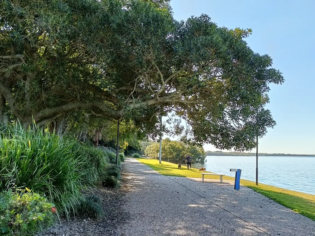 Deception Bay 2房 水岸区域小屋 宽敞地块 2卧新漆 抛光木地板 耐用瓷砖 公园近便 沿海生活 快速发展区 增值潜力 Waterfront property with beautiful panoramic views to Moreton Island- tranquil coastal living at its best.