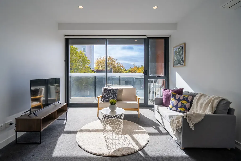 Hawthorn 1房 现代舒适设计 开放式起居用餐 私人阳台 优质电器 石材台面 充足储物 安全入口 近Auburn Station 大学 公园 咖啡馆购物区 Modern Living with Balcony & Unmatched Convenience in Hawthorn