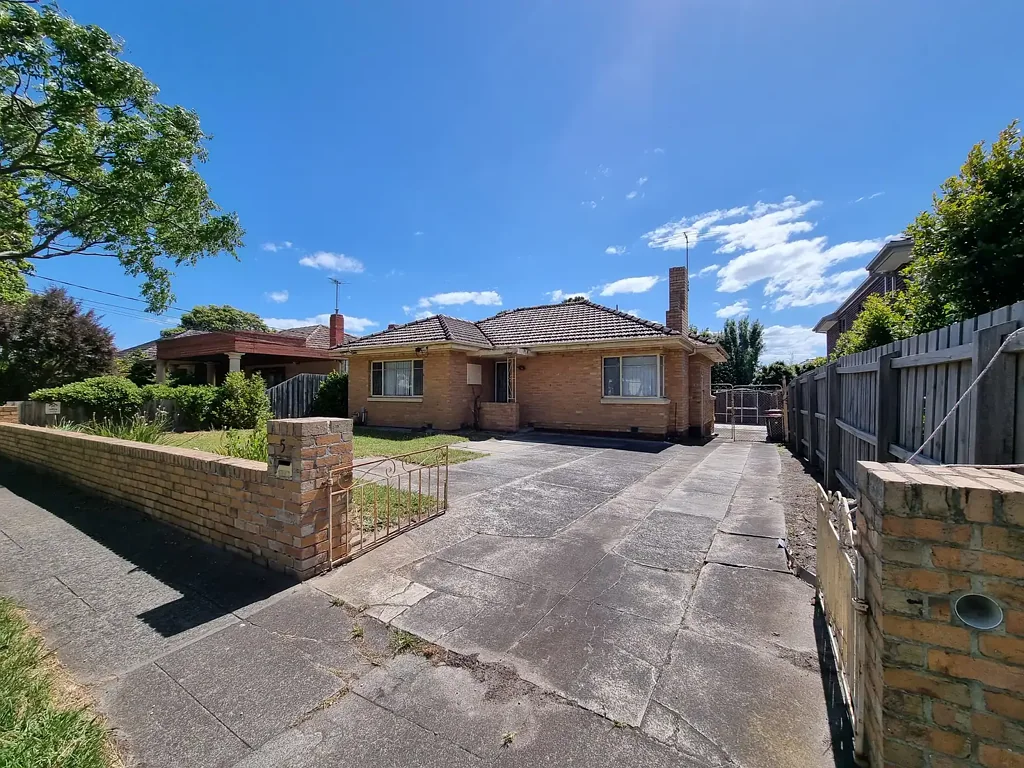 MINUTES FROM OAKLEIGH CENTRAL