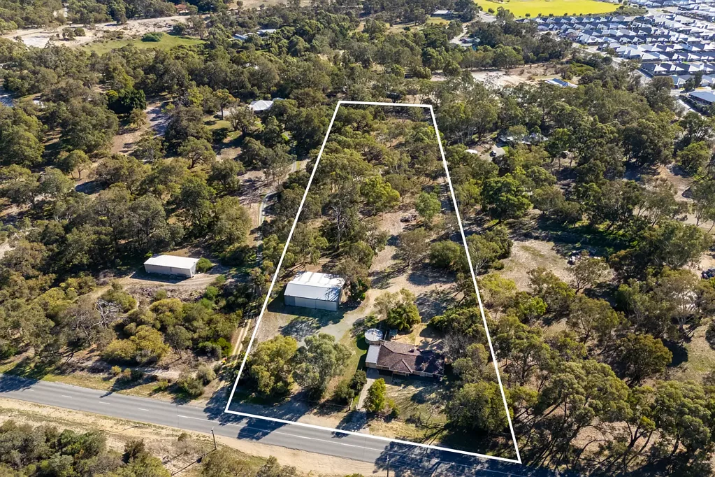 Baldivis 3房  Acreage Living Meets Workshop Potential on the Edge of Suburbia