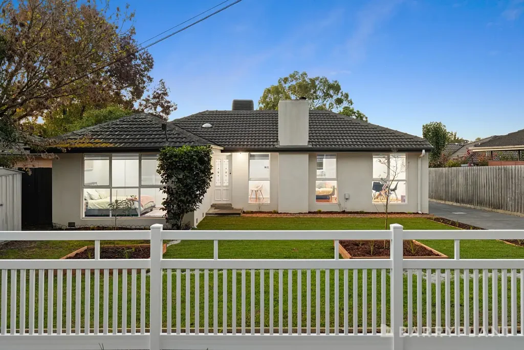 Mooroolbark 3房 阳光满屋 无业委会管理 宽敞客厅 燃木壁炉 900mm Technika厨房 主卧带套 双盥洗台浴室 地暖冷却 全新铝窗 双车位车库 位置优越 近学校商店 Easy lifestyle living.
