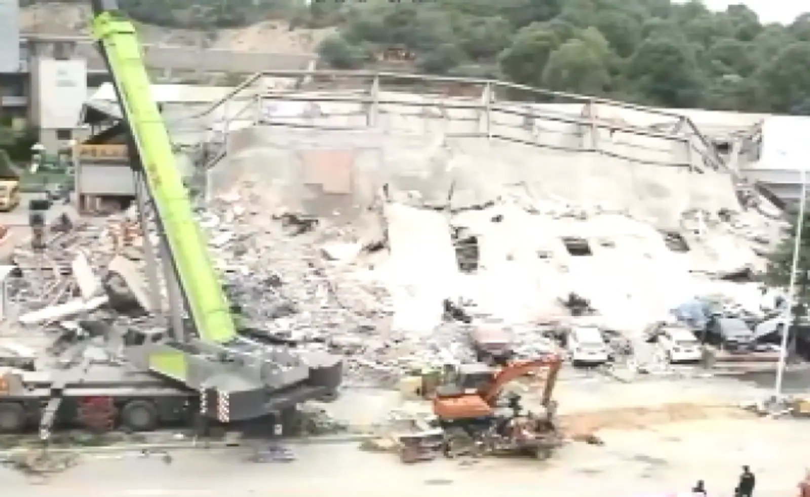 福建泉州酒店坍塌事故已致10人死亡，正在搜救的还有23人