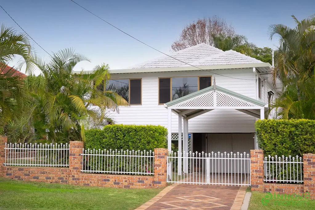 Brighton 4ਬੈੱਡਰੂਮ Gorgeous Coastal Property With Multiple Light-Filled Living Zones, Granny Flat, Lush Tropical Gardens…All Perched In A Beautifully Elevated Position!
