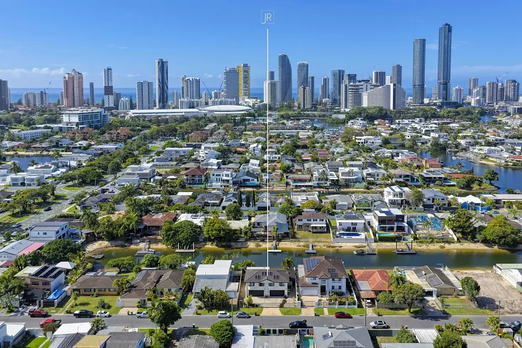 Broadbeach Waters 4房  Deceased Estate - East-Facing Waterfront Home with Skyline Views