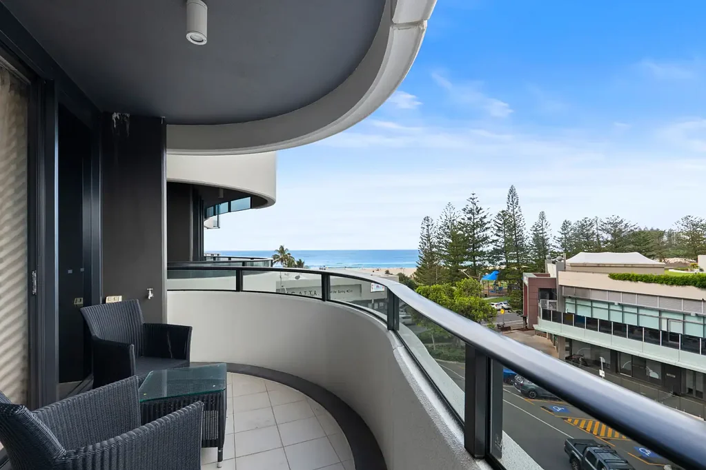 Coolangatta 2房  Urgent Sale ! Iconic BEACHFRONT Sanbano Half Floor in the central Coolangatta strip.