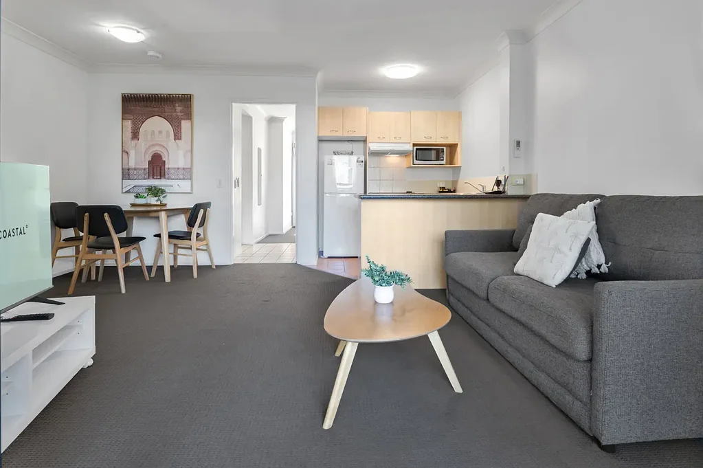 Broadbeach 1 Bedroom GROUND LEVEL BEACHSIDE APARTMENT IN THE HEART OF BROADBEACH!