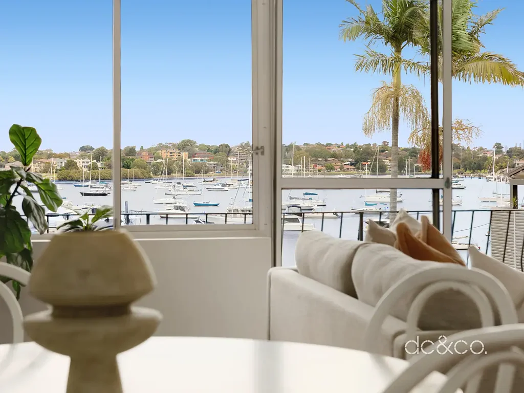 Drummoyne 3બેડરૂમ Sun-drenched apartment with sweeping waterviews