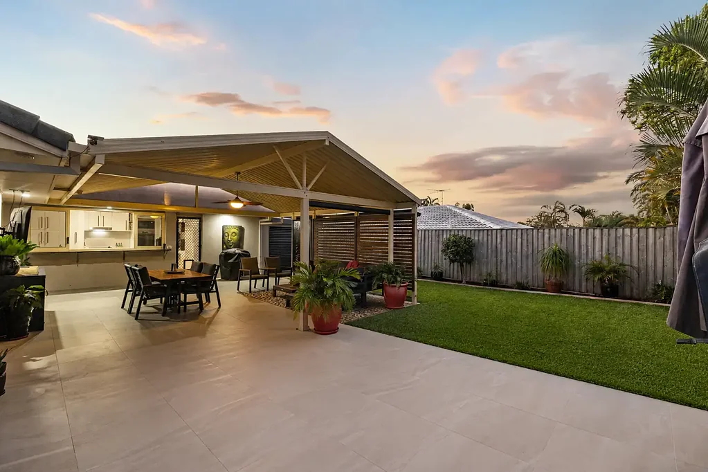 Redland Bay 3房 Redland Bay公园对门 精心翻新厨房 多个生活区 覆盖式娱乐区 1.4kW太阳能 侧方通道便拖车 Modern Family Living with an Entertainer's Touch