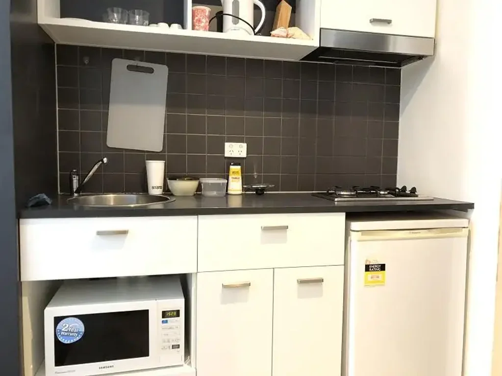 Carlton 1 Bedroom Massive Return of 9% NET*!!