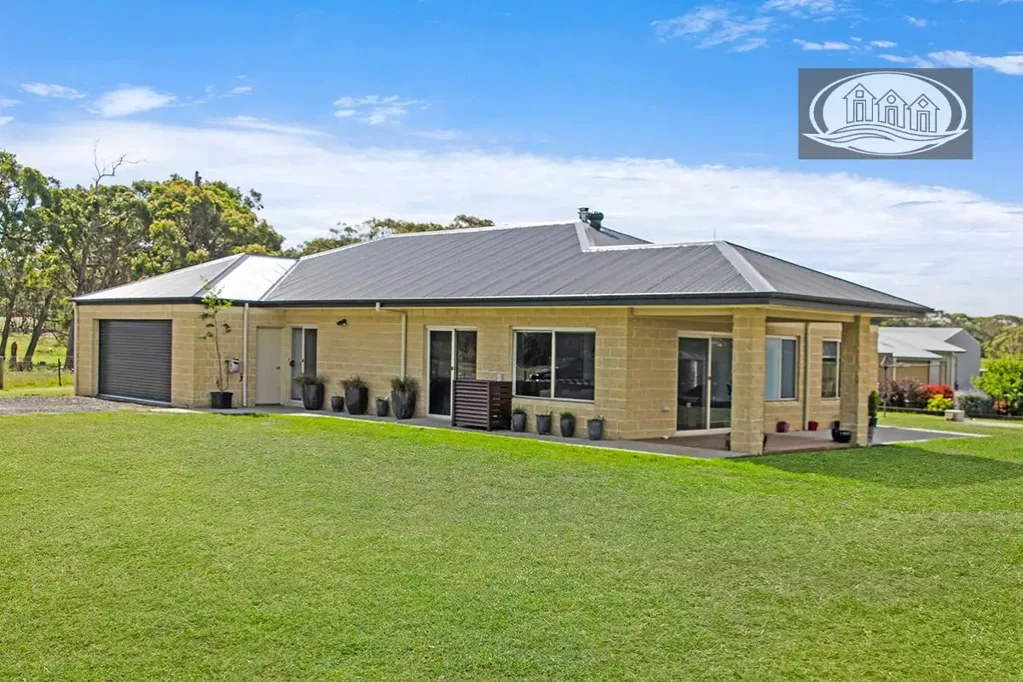 Portland 3 Bedroom Lifestyle property with Equestrian facilities on 18 acres