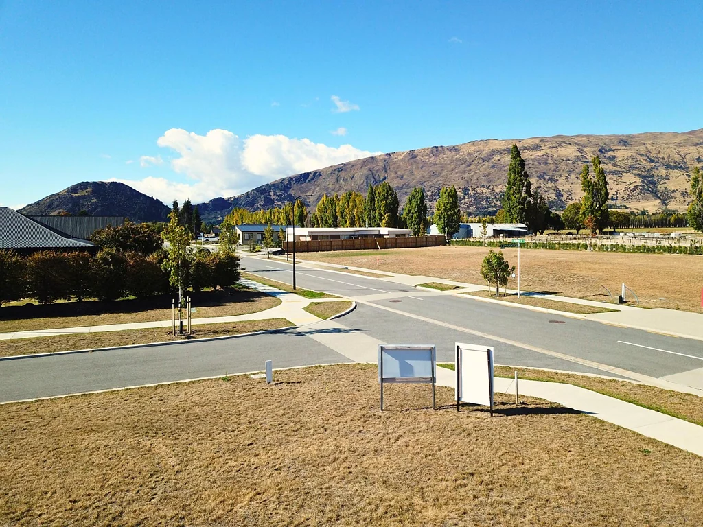 Wanaka Corner section with room to grow