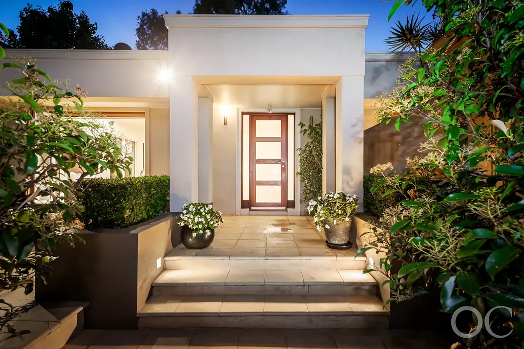 Hyde Park 3房  Open the Door to a Home of Leisure, from Poolside Living to Hyde Park's Pleasures