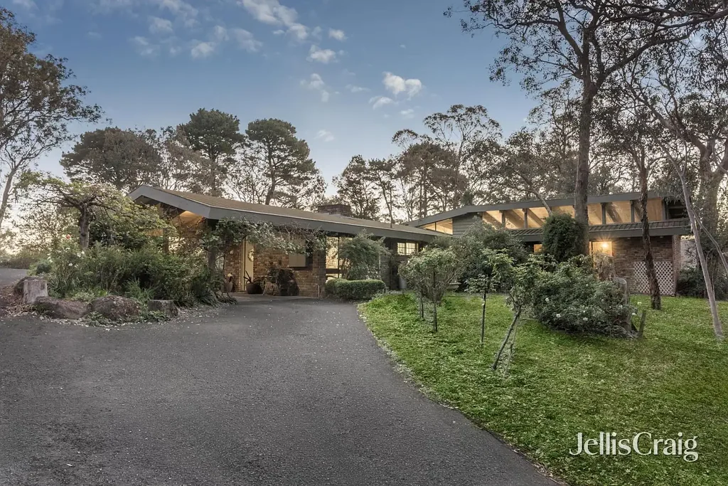 Eltham 5房 成熟庭院近万平  五卧三厅分区优  舒适砖砌壁炉美  现代厨房石台面  遮蔽露台享宁静  隐私便利两相宜 Character, Space and Seclusion on 9,903m² (approx.)