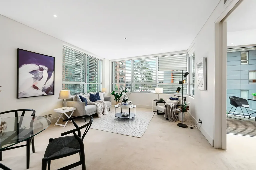 Large one-bedroom - designer harbour front living