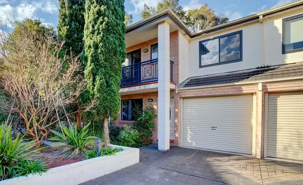 Luxurious Oversized 3 Bedroom Townhouse + Double Lock Up Garage