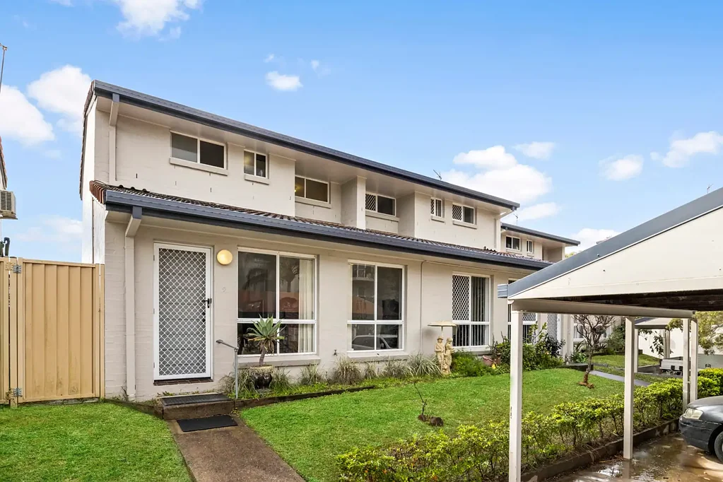 Labrador 2 Bedroom Charming Light-filled Townhouse with Plenty of Space!