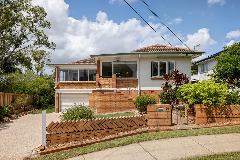 Tarragindi 3બેડરૂમ Elevated Post-War Family Home with Leafy Outlooks & Versatile Dual-Level Living