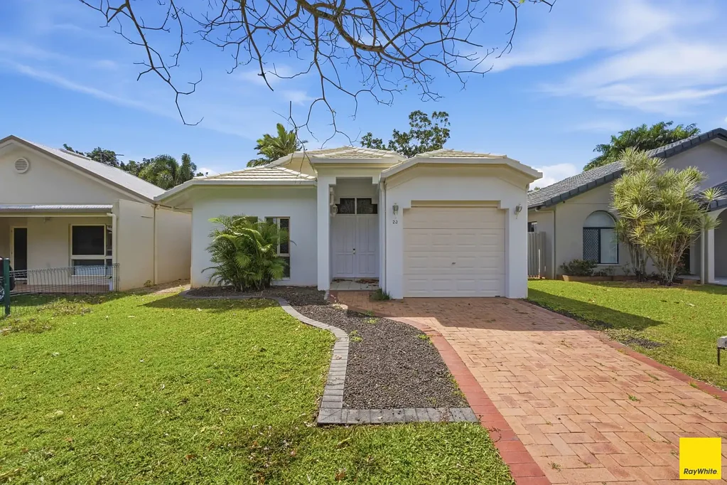 STYLISH LOW-MAINTENANCE FAMILY HOME!