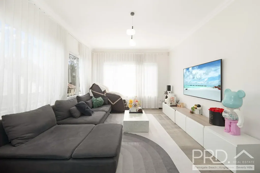 Kingsgrove 4房 翻新家庭住宅 | 可拎包入住 | Kingsgrove 黄金地段 RENOVATED FAMILY HOME | MOVE-IN READY | PRIME KINGSGROVE LOCATION