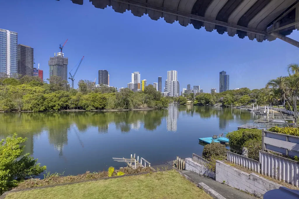 Broadbeach Waters 2ਬੈੱਡਰੂਮ An Exceptional Waterfront Position, A World of Potential