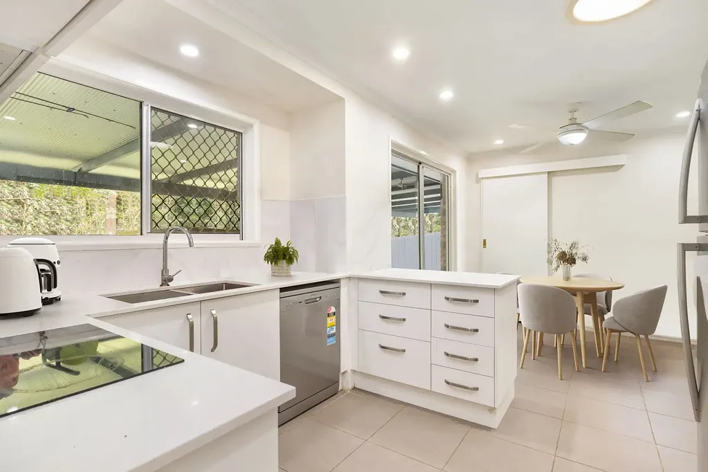 Beenleigh 4 Slaapkamer Fully Renovated - Privately Positioned with a Circular Driveway – No Rear Neighbours