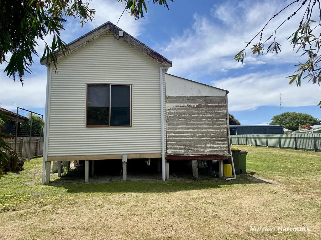Casterton 1房  If you're looking for a renovation project with a headstart - this is it!