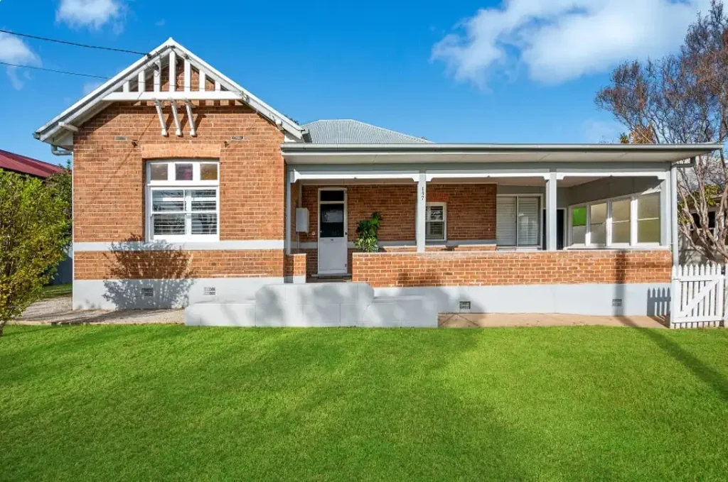 Charming Fully Furnished 5 Bedroom Home