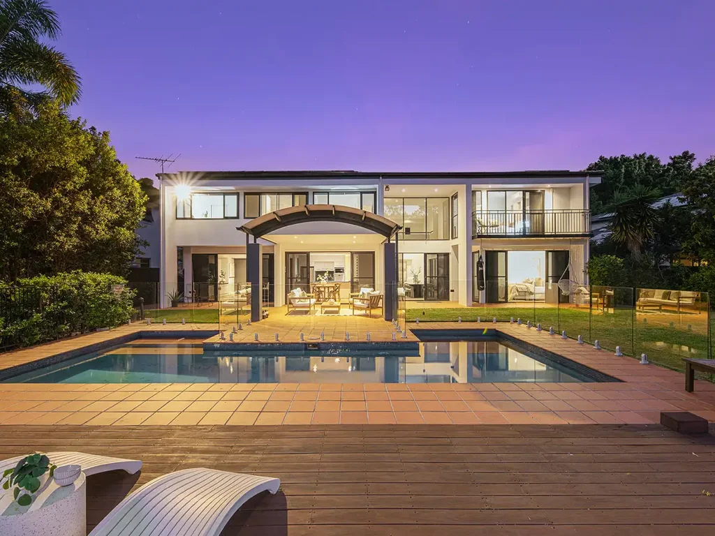 Westlake 5Zimmer Luxurious Modern Riverfront Family Residence with Iconic Façade, Pontoon, and Panoramic North Facing Views