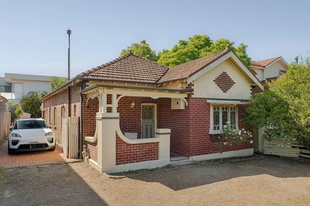Strathfield 4房 开放式客厅餐厅 舒适卧室三间 现代厨房设备 高挑华丽天花 便利Strathfield地段 Beautifully retained family home in a sought-after Strathfield pocket