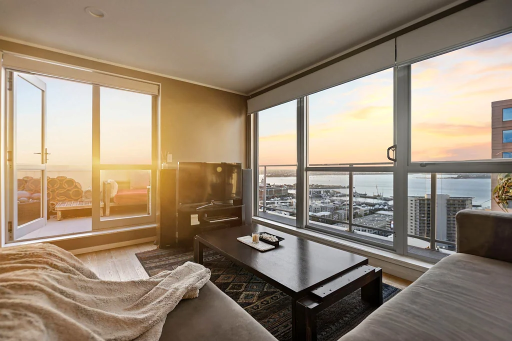 Auckland Central 2房  Sky Tower & Harbour Views – Penthouse Must Be Sold