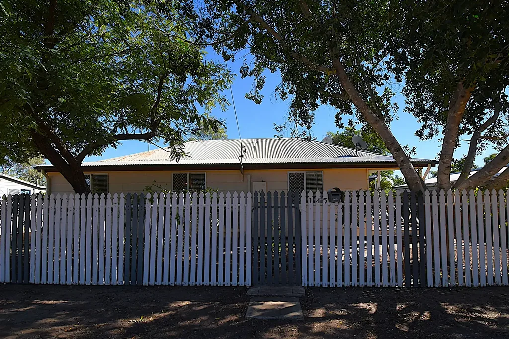 Longreach 3房  Comfortable Family Home with Large Shed