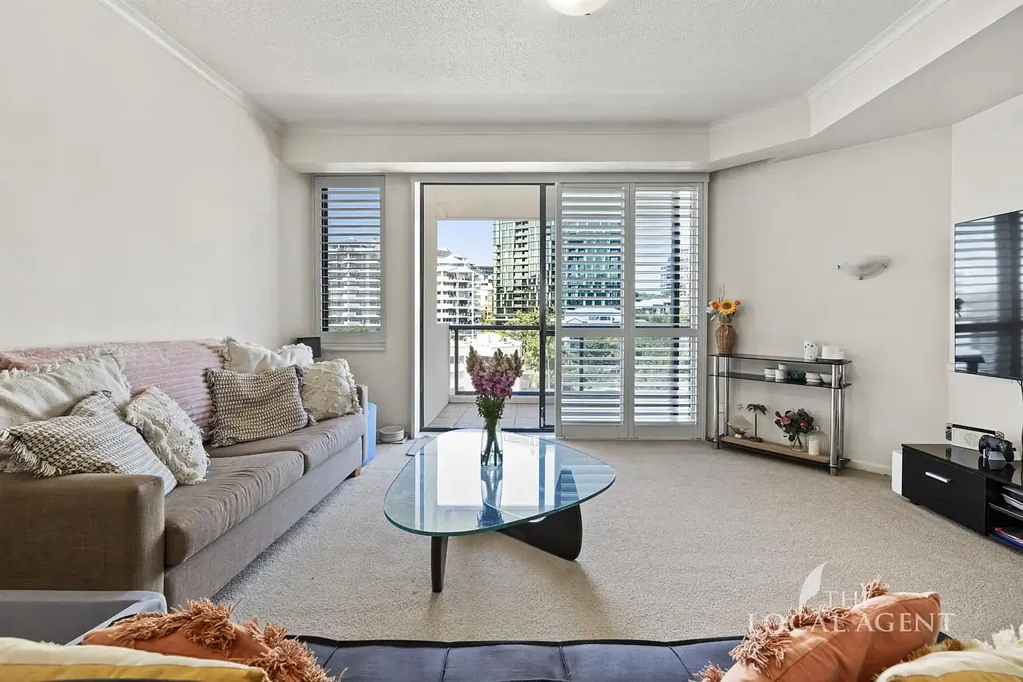 STYLISH FURNISHED APARTMENT WITH RIVER VIEWS – Resort-Style Living in Dockside Hotel