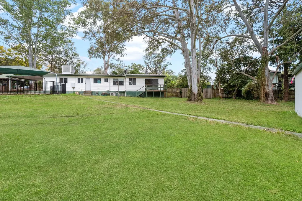 Deception Bay 3房 宽敞3288平米地块 双居住配置 现代更新 室内泳池 多功能生活区 中心地段 海岸生活 A Private Bayside Sanctuary: Dual Living, Space & Serenity