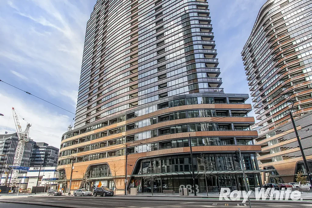 Docklands 2房 Docklands地标公寓 现代综合楼 专属住户设施 城市天际线景观 私人阳台 双卧双卫 精装厨房 停车位 Resort-Style Excellence in a Premier Waterfront Precinct
