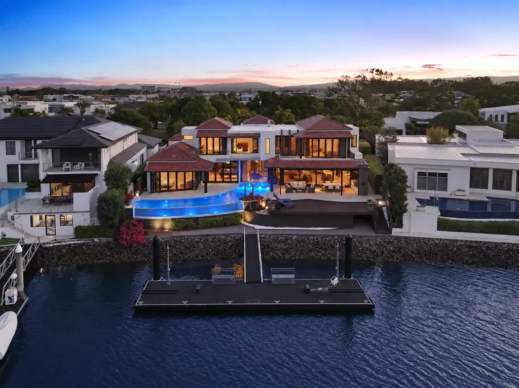 Hope Island 4બેડરૂમ A Landmark Waterfront Estate of Uncompromising Luxury