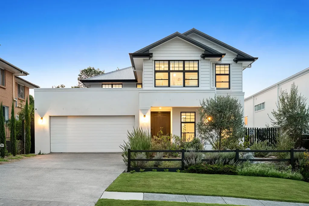 Carina Heights 5房 Whites Hill边缘 607sqm阔地 350m2奢居 丛林环绕 四卧套房 太阳能充电 管道空调 厨师厨房 Visionary design and detail - a showpiece with nature in its frame!